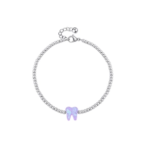 Vista dettagliata del bracciale a sfere d'argento con ciondolo a dente di opale viola