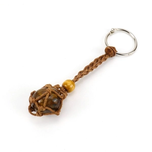 Détail d'un porte-clés tissé à la main avec pierre oeil de tigre et perle en bois