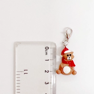 Detalle del tamaño del colgante de oso de Navidad marrón de resina con cierre de langosta