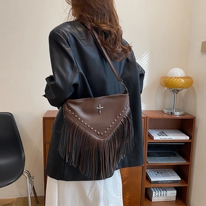 Sac bandoulière vintage en cuir marron avec franges et clous métalliques argentés rétro