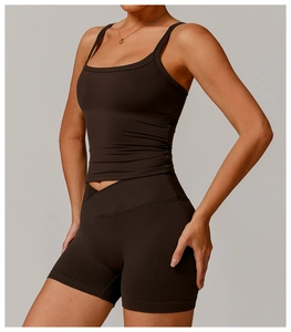 Détail d'un ensemble de yoga côtelé marron foncé avec haut à col carré et short extensible