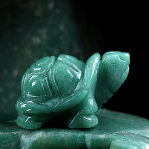 Statue de tortue en jade naturel vert poli avec texture lisse et motifs de pierre naturelle