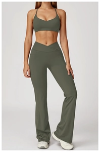 Détail du pantalon de yoga taille haute avec taille croisée en V et poches latérales