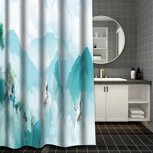 Detail eines Duschvorhangs mit Berg- und Kranichmotiv in einem modernen Badezimmer