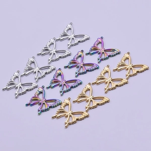 Plusieurs breloques papillon en acier inoxydable de couleur argent, arc-en-ciel et or