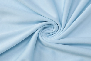 Macro d'un tissu en maille bleu clair avec texture douce et motif en spirale respirant