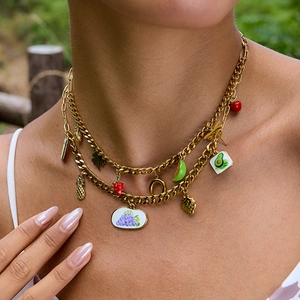 Collier multi-rangs en titane doré avec pendentifs de fruits colorés sur modèle