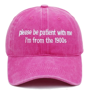 Vue macro de la casquette rose vintage en coton avec broderie de slogan blanc des années 1900
