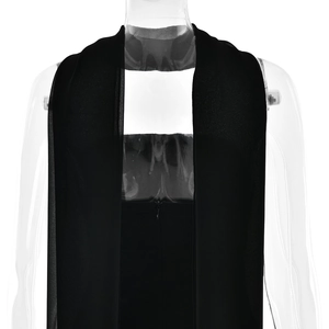 Dettaglio di elegante abito nero a fascia con design a schiena scoperta e nastri fluenti