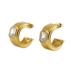 Vue macro de boucles d'oreilles créoles C plaquées or 18K avec une pierre rectangulaire