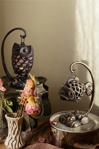 Détails de lanternes vintage en fonte en forme de hibou et de poisson, fini bronze
