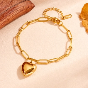 Détail du bracelet en acier inoxydable doré à maillons trombones et pendentif cœur