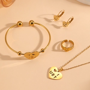 Goldenes Edelstahl-Schmuckset mit Herzanhängern und I LOVE U Gravur für Damen