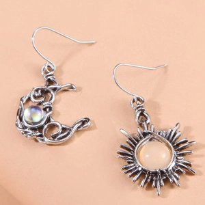 Vintage Boho-Ohrringe mit Sonne, Mond und Mondstein auf hellbeigem Hintergrund