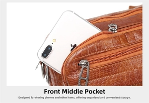 Détail du sac bandoulière marron motif crocodile avec plusieurs poches zippées pratiques