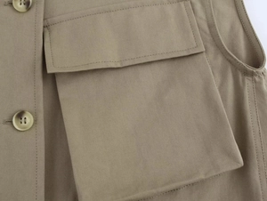 Dettaglio dell'abito corto in twill kaki con tasche applicate e bottoni tartarugati