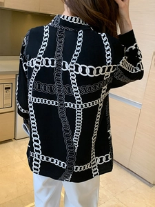 Gros plan d'une chemise noire légère avec un motif de chaîne blanche sur le dos