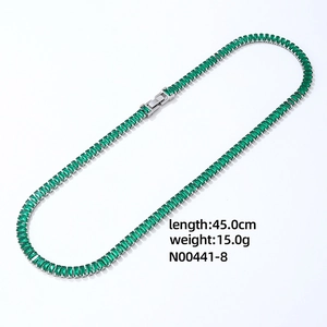 Detailoverzicht van zilveren ketting met groene smaragd zirkoon en 45 cm kettinglengte