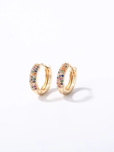 Détail de boucles d'oreilles huggies dorées avec des pierres zircons multicolores