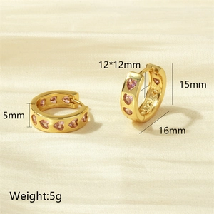Tableau des tailles d'anneaux d'oreilles cœur plaqués or 18K avec zircons roses