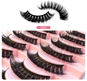 Detailed macro view of CD07 Russian volume false eyelashes in a pink storage tray