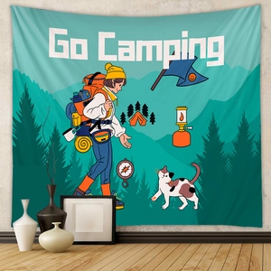 Détail d'une tapisserie Go Camping décorative avec des motifs de forêt sur un mur blanc