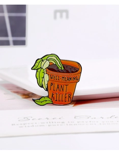 Détail du pin's émaillé pot de fleurs avec texte 'WELL-MEANING PLANT KILLER' orange et vert