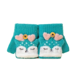 Guanti in maglia verde acqua per bambini con decorazioni a cuore e bottoni in legno