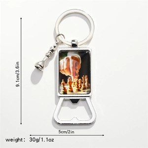 Décapsuleur porte-clés carré motif échecs en métal avec longueur 9,1cm et poids 30g