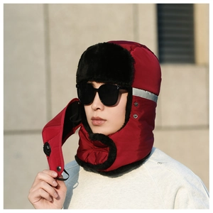 Détail du chapeau d'hiver rouge avec doublure en fausse fourrure et masque respirant
