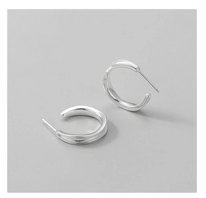 Detailansicht der polierten S925 Sterlingsilber C-Form Creolen mit glatter Textur
