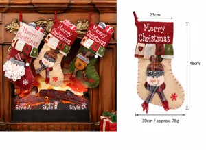 Détail d'une chaussette de Noël avec broderie 3D Père Noël et les dimensions