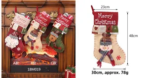 Detail eines Weihnachtsstrumpfes mit 3D-Weihnachtsmann-Stickerei und Abmessungen
