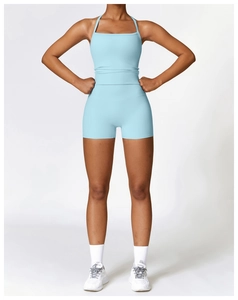 Vue de face du combishort de sport bleu clair à fines bretelles pour yoga et fitness