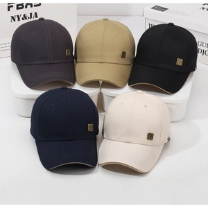 Detail von bunten Twill-Baumwoll-Baseballkappen mit goldenen Metallschnallen an der Seite