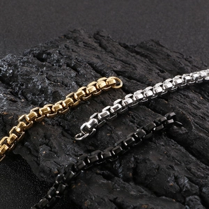 Detailansicht der Box-Kettenarmbänder in Gold, Silber und schwarzem Edelstahl