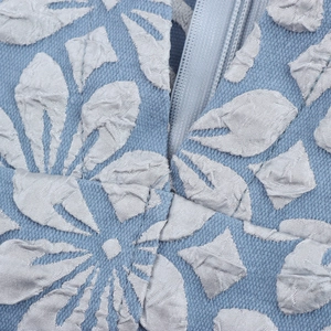 Jacquard-Kleid mit V-Ausschnitt, silbergrauen Blumenmustern und Laternenärmeln