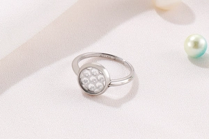 Dettaglio dell'anello in argento con design a nido d'ape e zirconi incastonati