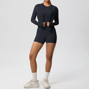 Ensemble de fitness noir 3 pièces avec veste zippée, débardeur et short de sport gainant