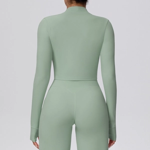 Detailansicht der Rückseite von salbeigrüner, elastischer Yoga-Jacke und Leggings