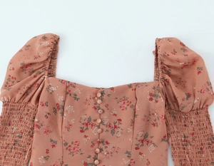 Détails d'encolure carrée à fleurs avec manches bouffantes et smocks sur chemisier