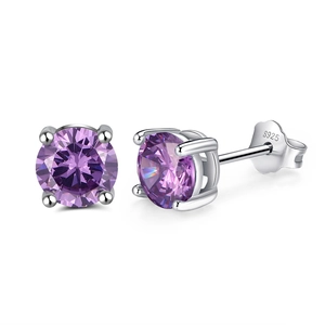 Détail macro d'une boucle d'oreille ronde violette avec poinçon S925 et serti à quatre griffes