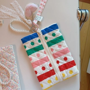 Sac matelassé à fleurs avec poignée en perles, rayures colorées et pendentif cœur
