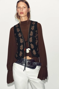 Détails du gilet ethnique en daim noir pour femme avec broderies florales dorées et clous