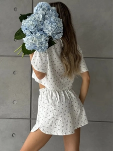 Rückansicht des weißen Damen-Loungewear-Sets mit schwarzen Herzprints und Tunnelzug-Shorts
