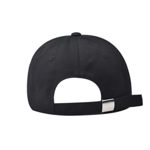 Détail de la casquette noire en coton avec boucle réglable en métal à l'arrière