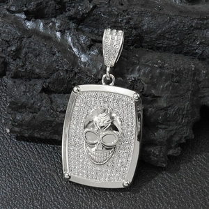 Gros plan détaillé d'un pendentif tête de mort en argent avec des diamants étincelants
