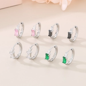 Lot de quatre paires de boucles d'oreilles créoles en acier argenté avec cristaux rectangulaires