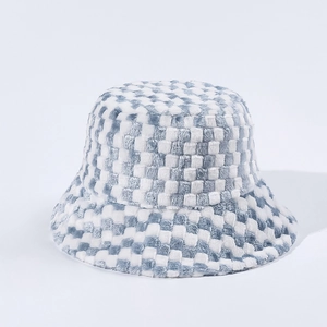 Gros plan détaillé du tissu en peluche à damier bleu et blanc sur un chapeau bob doux
