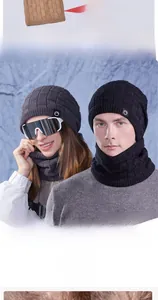 Détail du bonnet en tricot et cache-col d'hiver avec doublure épaisse en polaire brune